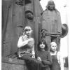 Przyszłe polonistki z kl. II A w Krakowie pod pom Mickiewicza 1987 f.1